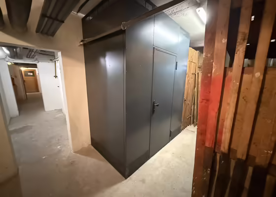 Mřížová oplechovaná sklepní kóje